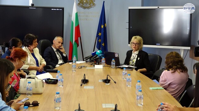 Средният резултат по български език и литература от националното външно оценяване в четвърти клас е 70,90 точки, а по математика - 69,70 точки