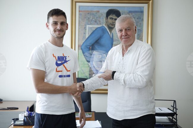 Собственикът на Левски Наско Сираков връчи благодарствен плакет на напусналия Илиян Стефанов