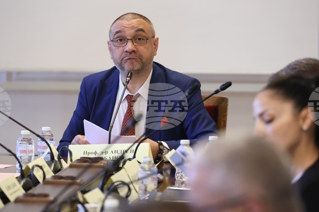 Болница без КТД да няма договор и с НЗОК е единственият начин за въздействие върху частно търговско дружество, каза проф. Андрей Чорбанов