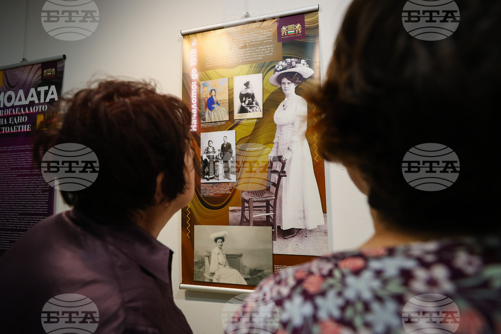 Бургас - "Модата в огледалото на едно столетие - 1850-1950" - изложба