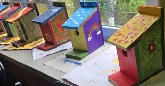 Деца от Русе изработиха 90 цветни къщички за птици 