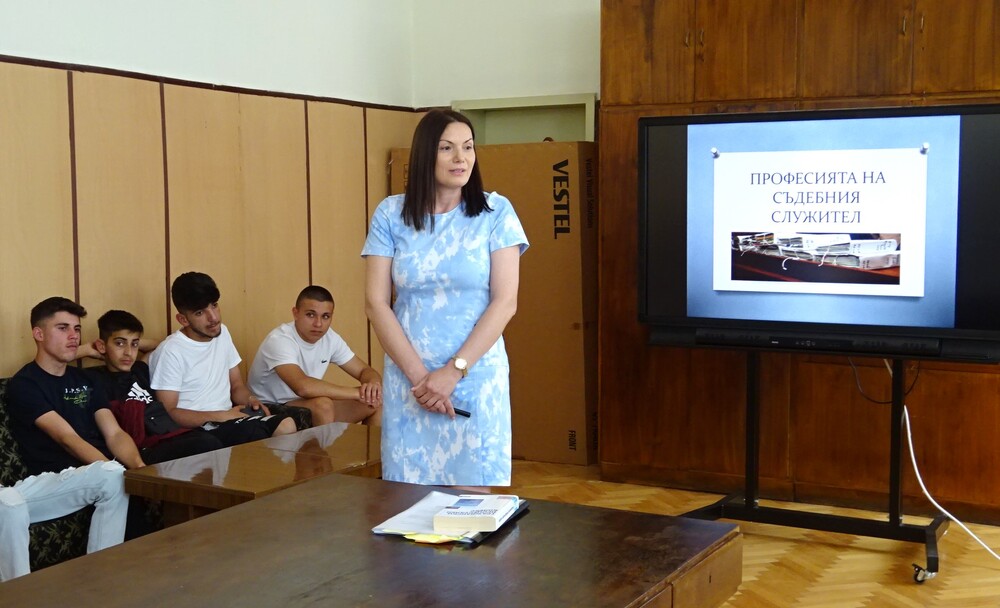 Районен съд – Разград: Гимназисти от ПГССХВТ „Ангел Кънчев“ Разград се запознаха с професията на съдебния служител