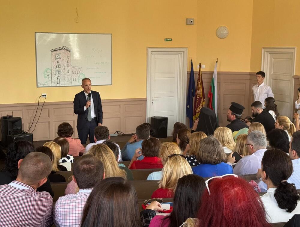 Министър Красимир Вълчев откри обновената сграда на Националната финансово-стопанска гимназия в София