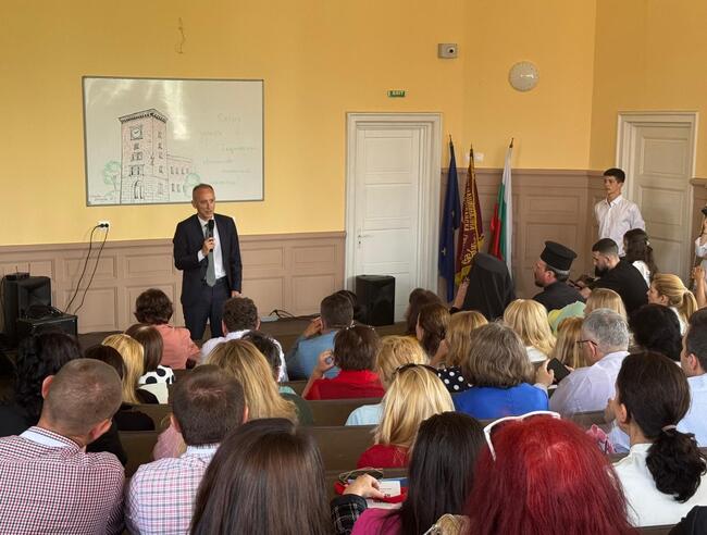 Министър Красимир Вълчев откри обновената сграда на Националната финансово-стопанска гимназия в София