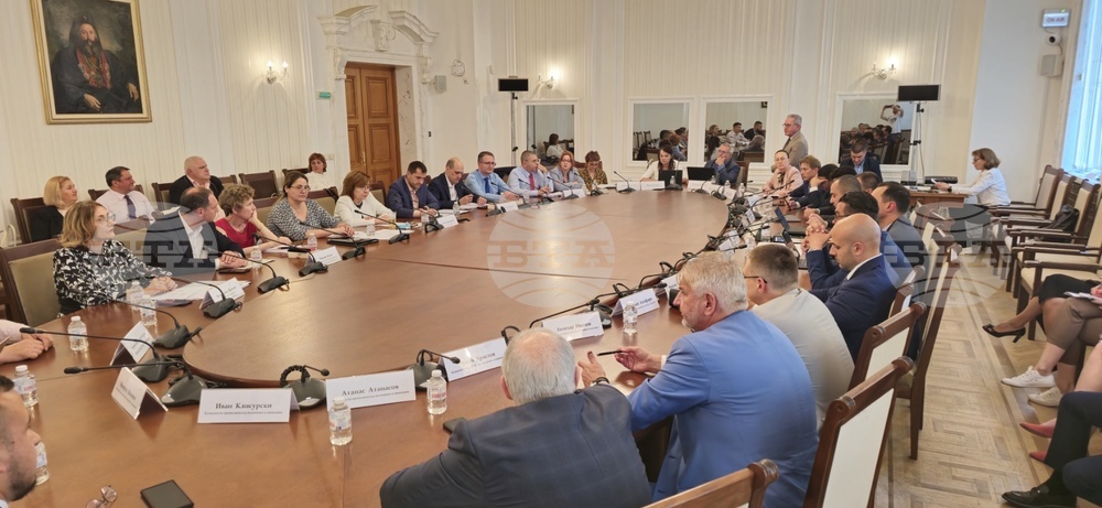 Два законопроекта за изменение на Кодекса за застраховането бяха приети на първо гласуване от Комисията по икономическа политика и иновации към парламента