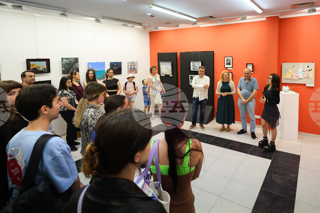 Студенти от филиала на НХА в Бургас откриха своя изложба "Началото като безкрайност"