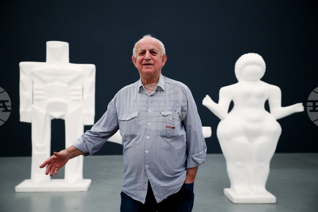 Освен чрез изложбите, които съм правил, исках и в текст да представя тези творби, каза Павел Койчев за книгата албум „Пластики и прочити"