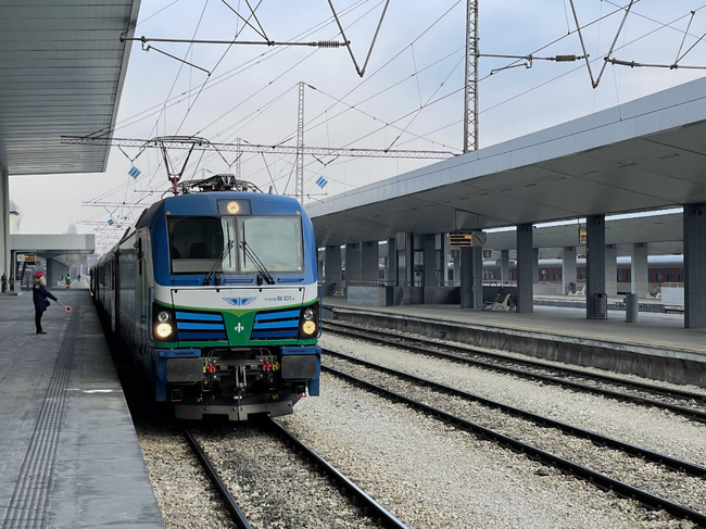 Три нови локомотива "Смартрон" са пуснати в движение и ще носят имената на Иван Вазов и възрожденците Теофан Райнов и Ради Иванов