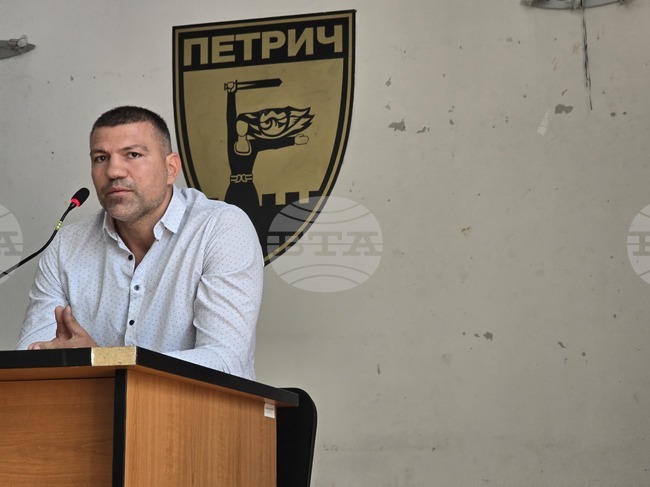"Спортът е доказано средство за борба срещу агресията в училище и употребата на наркотици", каза в Петрич Тервел Пулев