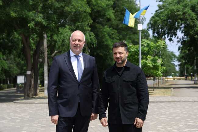 МС: Премиерът Желязков, украинският президент Зеленски и лидери от Югоизточна Европа поднесоха цветя на Алеята на героите в Одеса