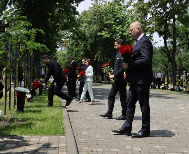 Цветя на Алеята на героите в Одеса поднесоха Росен Желязков, Володимир Зеленски и лидери от Югоизточна Европа