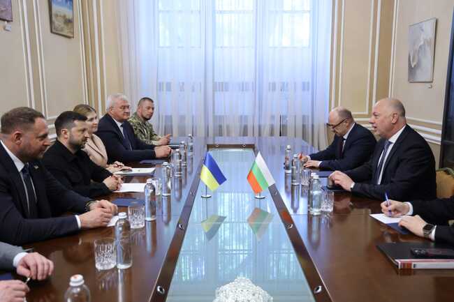 Следвоенното възстановяване на Украйна и участието на България в него обсъдиха премиерът Росен Желязков и президентът Володимир Зеленски
