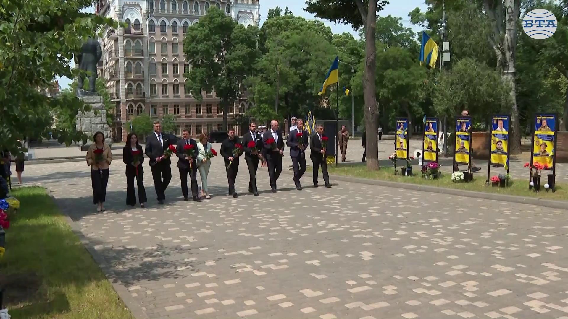 Цветя на Алеята на героите в Одеса поднесоха Росен Желязков, Володимир Зеленски и лидери от Югоизточна Европа Цветя на Алеята на героите в Одеса поднесоха Росен Желязков, Володимир Зеленски и лидери от Югоизточна Европа
