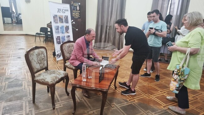 Актьорът Димитър Маринов представи книгите си "Към сцената" и "Към екрана" в Добрич