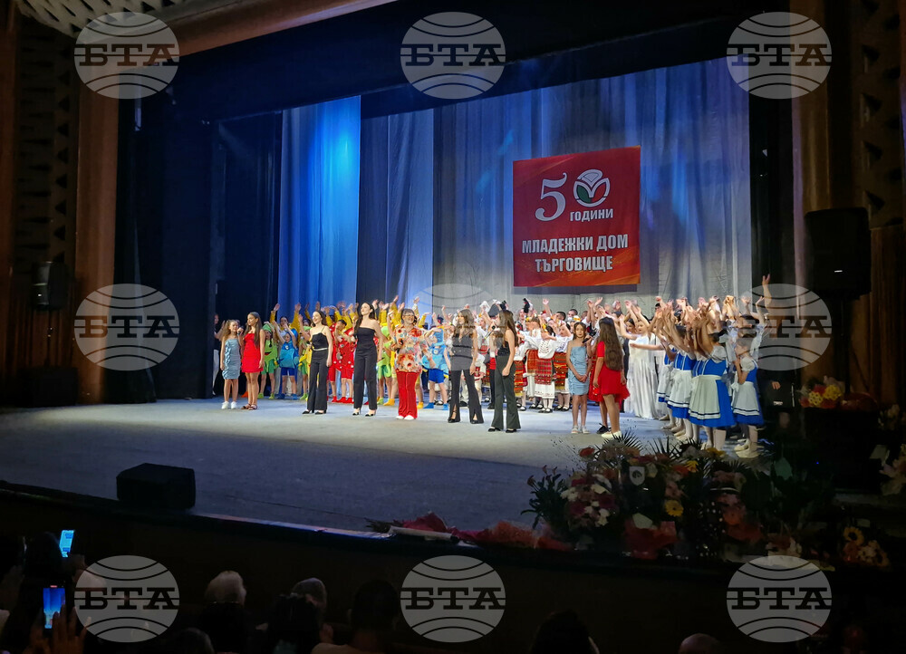 Повече от 150 деца пяха и танцуваха по повод юбилея на Младежкия дом в Търговище
