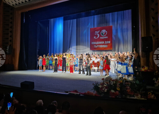 Повече от 150 деца пяха и танцуваха по повод юбилея на Младежкия дом в Търговище