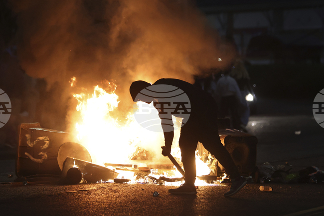 Не е имало искания за евакуация на румънски граждани от Северна Ирландия заради избухналите безредици, заяви румънският външен министър