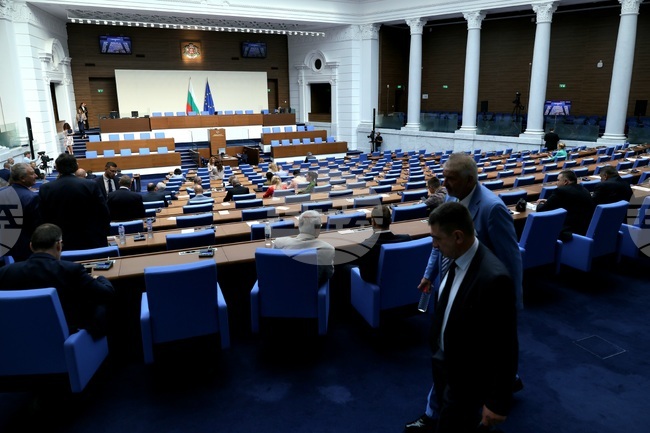 Парламентът удължи заседанието си до изчерпване на предвидения дневен ред