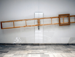 Кураторът Атанас Тотляков прави изложбата „Метарезерви 2025 – фиксирани изменения“ в София. Снимка: СБХ