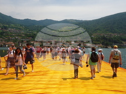 Инсталация на Кристо - „Плаващите кейове“