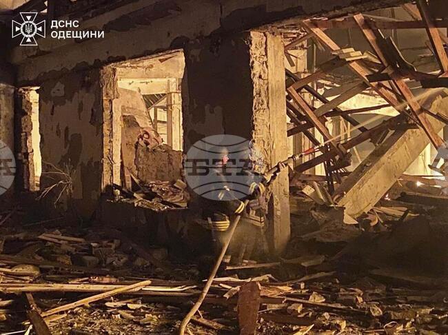 Един загинал и най-малко 14 ранени при руска атака тази нощ срещу Одеса, съобщават местните власти