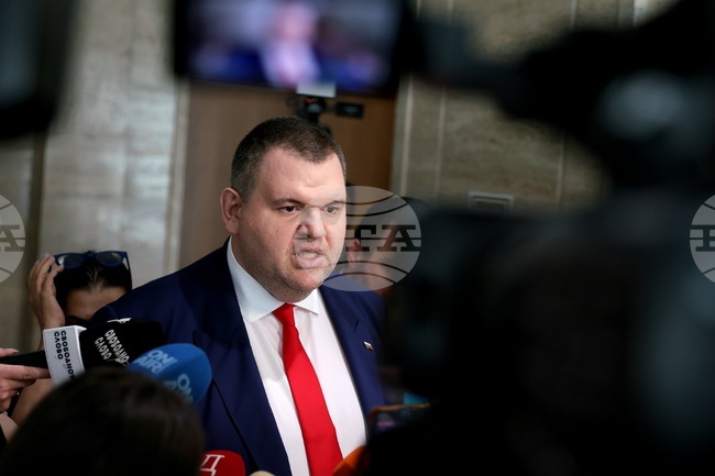 Делян Пеевски показа снимка на Кирил Петков с Антон Славчев в отговор на твърдения на съпредседателя на ПП за избор на шеф на антикорупционната комисия
