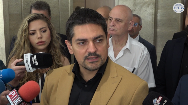 Следващият вот на недоверие към правителството трябва да бъде на тема "провал във вътрешната политика", смята Радостин Василев