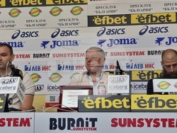 Представителите на БК Рилски спортист  - старши треньорът Любомир Киров, президентът Петър Георгиев и капитанът на тима Чавдар Костов снимка: БТА, Кремена Младенова