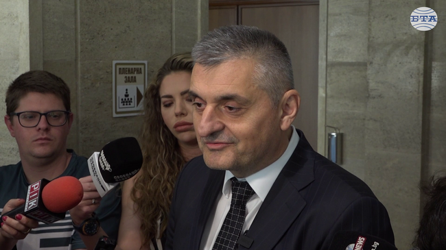 Уважавам решението на Ваня Григорова, въпреки че БСП хвърли много усилия в доброто й представяне на изборите, коментира Кирил Добрев