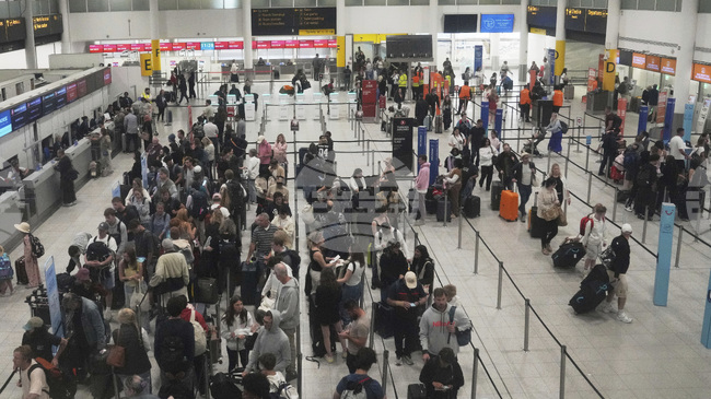 Прекъсване на железопътния транспорт във Великобритания затрудни пътуванията до големите летища в навечерието на Коледа 