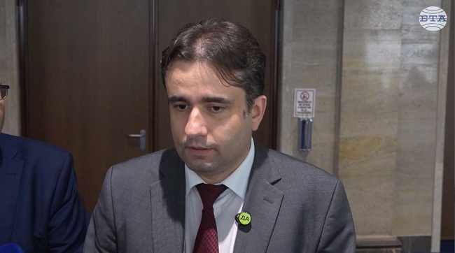 Министърът на вътрешните работи Даниел Митов остана само на подкрепата на Пеевски, коментира Божидар Божанов