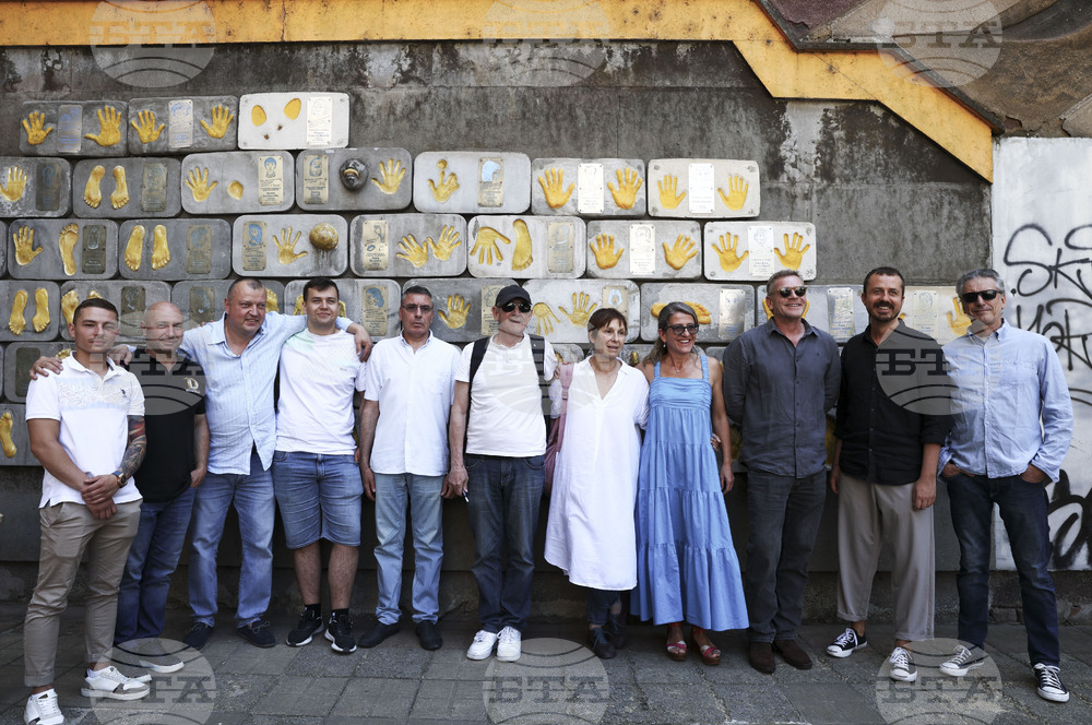 Ивайло Христов, Юлиан Вергов, Светлана Янчева и Ива Тодорова оставиха отпечатъци и послания за „Стената на славата“ на Театър 199