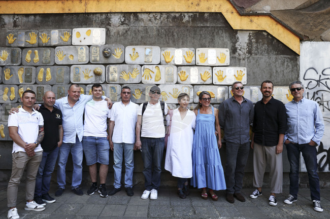 Ивайло Христов, Юлиан Вергов, Светлана Янчева и Ива Тодорова оставиха отпечатъци и послания за „Стената на славата“ на Театър 199