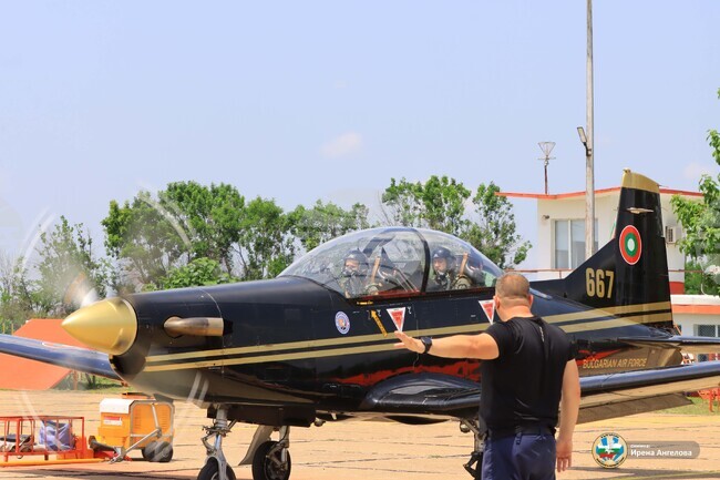 Курсанти летци изпълниха самостоятелни полети в 12-а авиационна база