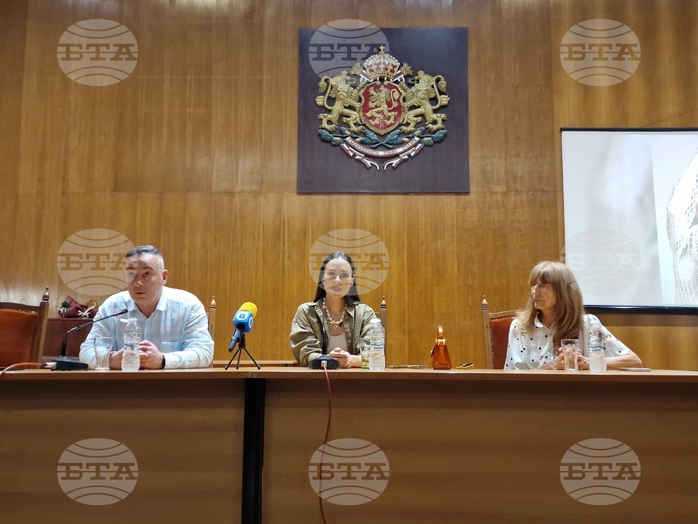 Маги Джанаварова се срещна с ученици във Велико Търново и отговори на множество въпроси за себе си и музиката