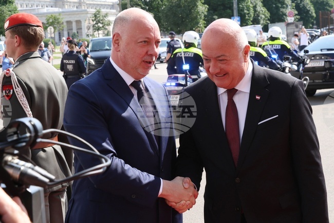 Премиерът Росен Желязков пристигна във Федералното канцлерство във Виена, където ще се срещне с австрийски канцлер Кристиан Щокер