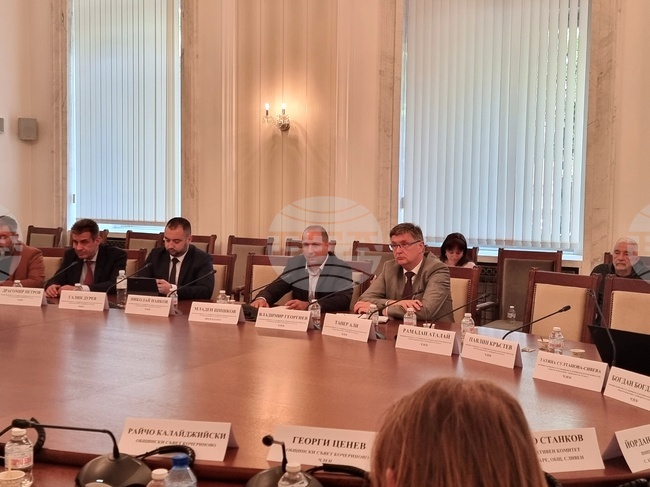 Представители на няколко населени места информираха за проблемите си с водоснабдяването ресорната парламентарна временна комисия