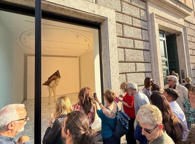 АТА: Албанският художник Адриан Паци откри изложбата си „Никой човек не е остров“ в Рим