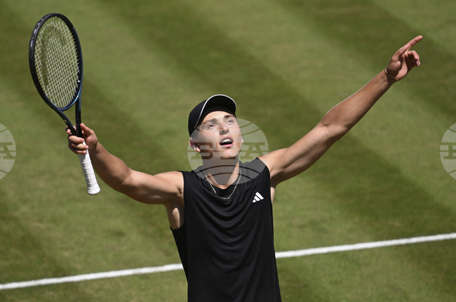 Тийнейджърът Юстин Енгел продължава да бие на турнира в Щутгарт, Александър Зверев също върви напред след успех в два сета