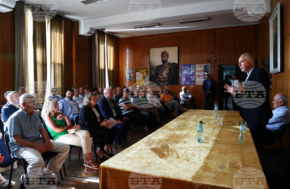 Журналистът Бойко Василев изнесе лекция "София, Скопие и Брюксел в лодката, като не се забравя и Белград”