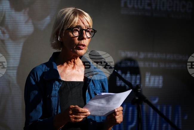 Фотографиите в изложбата „Украйна: любов + война“ не са история от миналото, а наша обща реалност, каза кураторът Светлана Бахчеванова