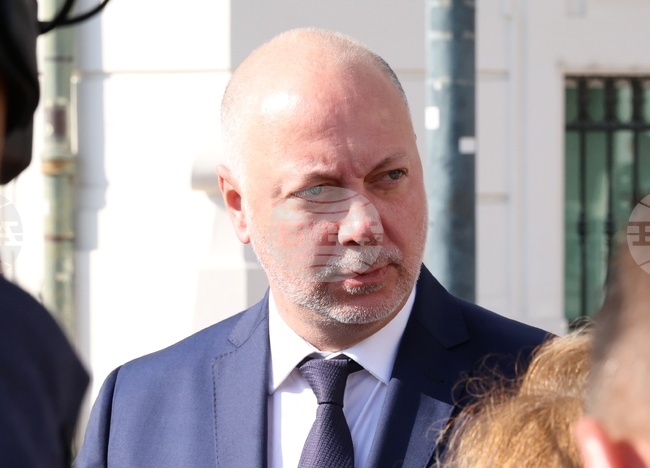 Действията на министър Даниел Митов, макар и малко позакъснели, все пак са правилни, каза премиерът Росен Желязков във Виена