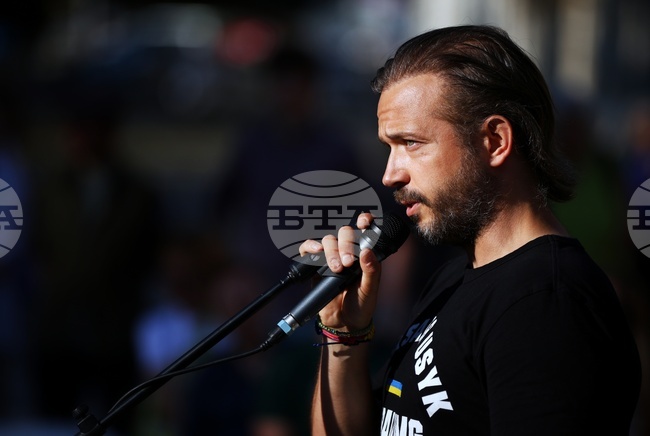 Нека забавим забързаното си ежедневие и се замислим какво се случва на няколко часа от нас, заяви продуцентът Александър Алексиев