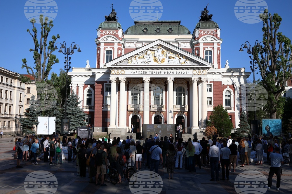 Дигиталната фотоизложба „Украйна: любов + война“ беше открита днес пред Народния театър в София