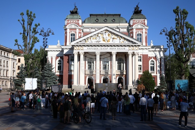 Дигиталната фотоизложба „Украйна: любов + война“ беше открита днес пред Народния театър в София
