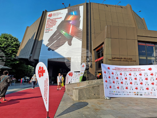 Шведският филм „Лике след раждане“ получава голямата награда на 21-вия Международен фестивал на червенокръстките и здравни филми