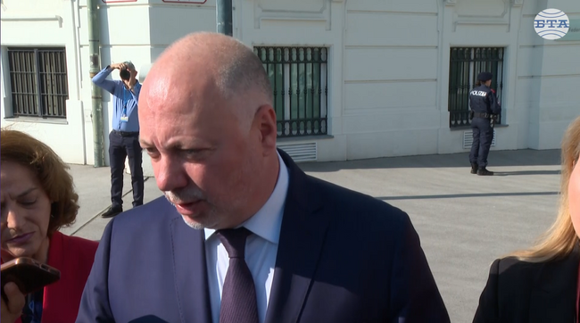 Действията на министър Даниел Митов, макар и малко позакъснели, все пак са правилни, каза премиерът Росен Желязков във Виена