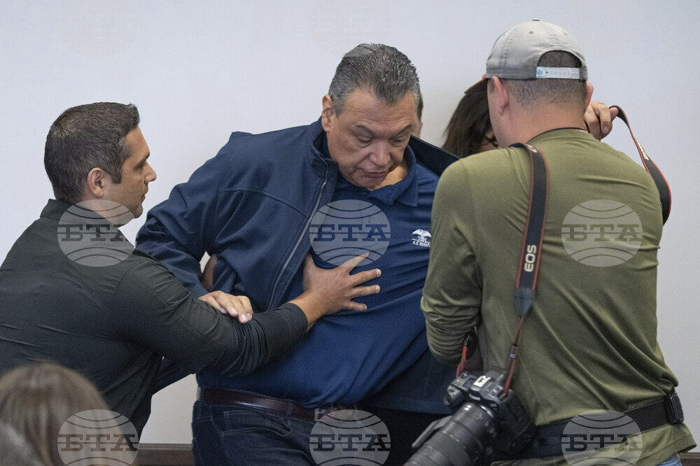 Американски сенатор от ДП бил повален на земята, окован с белезници от федерални агенти