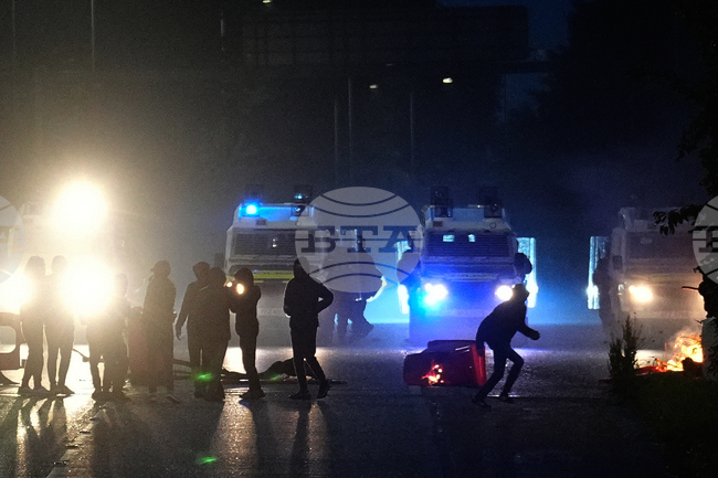 Шестима задържани след антиимигрантски протест в Дъблин, при който бе подпален полицейски автомобил 