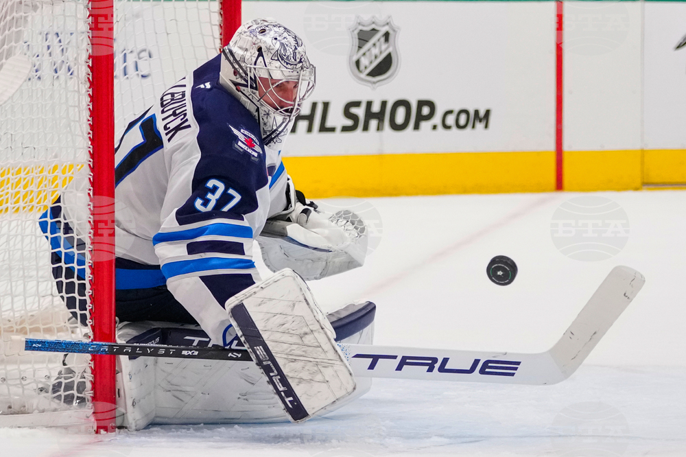 Вратарят Конър Хелебък спечели наградите за най-полезен играч през сезона в НХЛ и за най-добър вратар